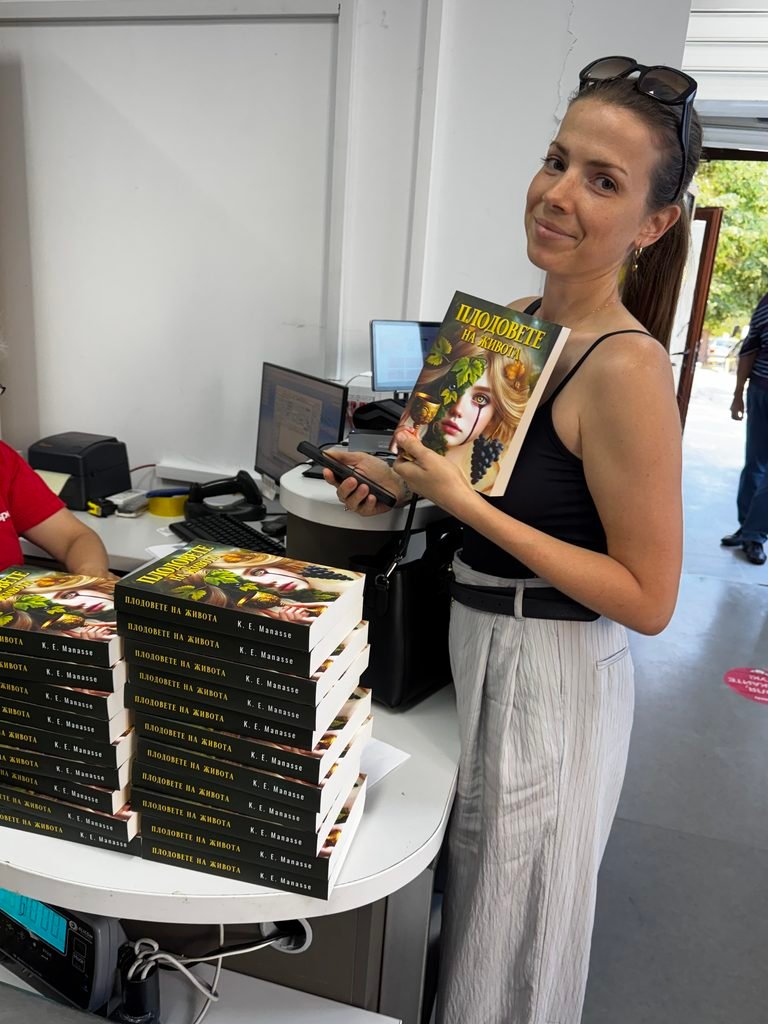 жена с книги които изпраща на читателите си